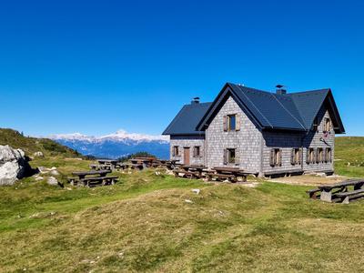 Sonce in golaž za prvi maj vabita v planinske koče