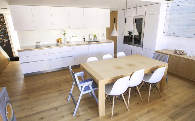 Središče stanovanja je dnevna soba s kuhinjo in jedilnico ter nekoliko odmaknjenim delovnim kotičkom. | Foto: 