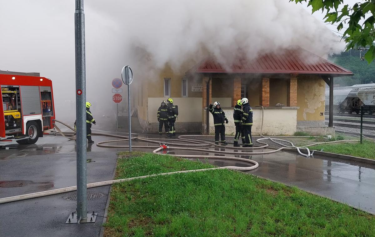 Požar Sevnica | Gasilci so požar lokalizirali, a še vedno aktivno gori v notranjosti objekta.  | Foto Občina Sevnica/Facebook