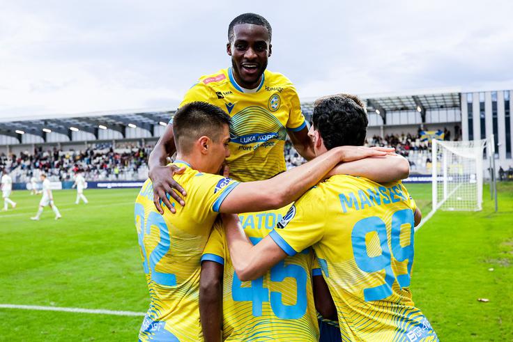 Veselje Koprčanov po zmagovitem zadetku Francoza Isaaca Matonda proti Olimpiji. | Foto: 