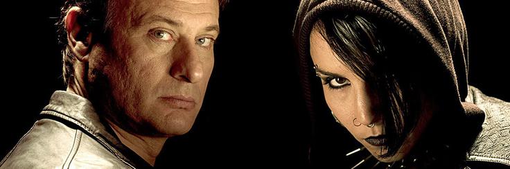 Novinar Mikael Blomkvist in hekerica Lisbeth Salander raziskujeta skrivnostno izginotje mlade ženske, za katero že skoraj štirideset let ni sledi. Skupaj odkrijeta srhljivo družinsko skrivnost, povezano s številnimi grozljivimi umori. | Foto: 