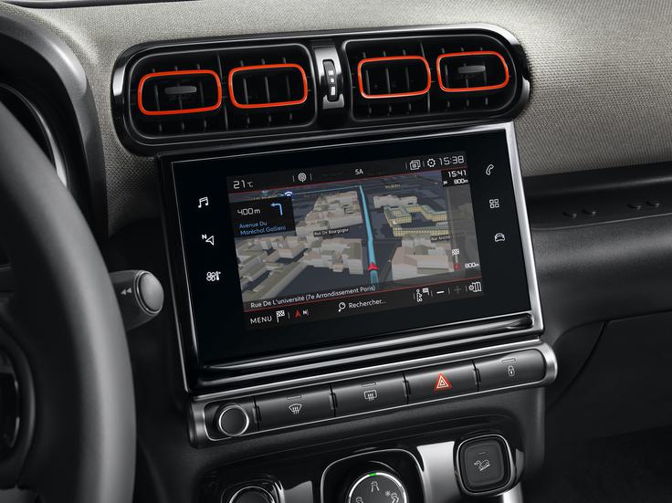 Med sistemi ima ta terenček tudi vse sodobne komunikacijske sposobnosti s pametnimi telefoni in jih zna tudi napolniti brez povezave s kablom, indukcijsko.  | Foto: Citroën