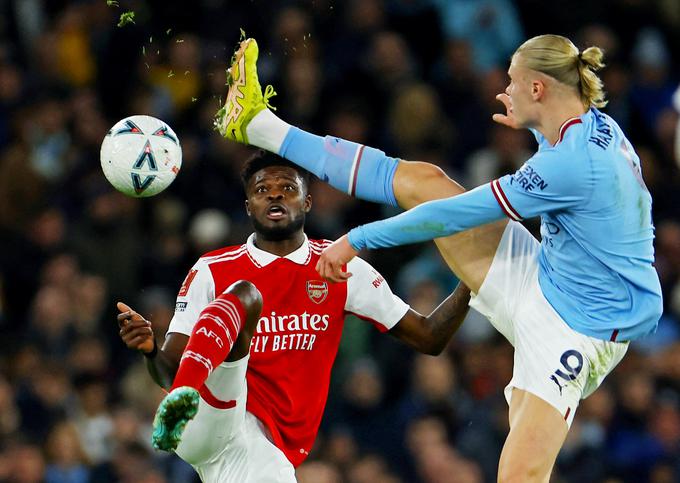 V pretekli sezoni sta se za angleški naslov borila Manchester City in Arsenal. | Foto: Reuters