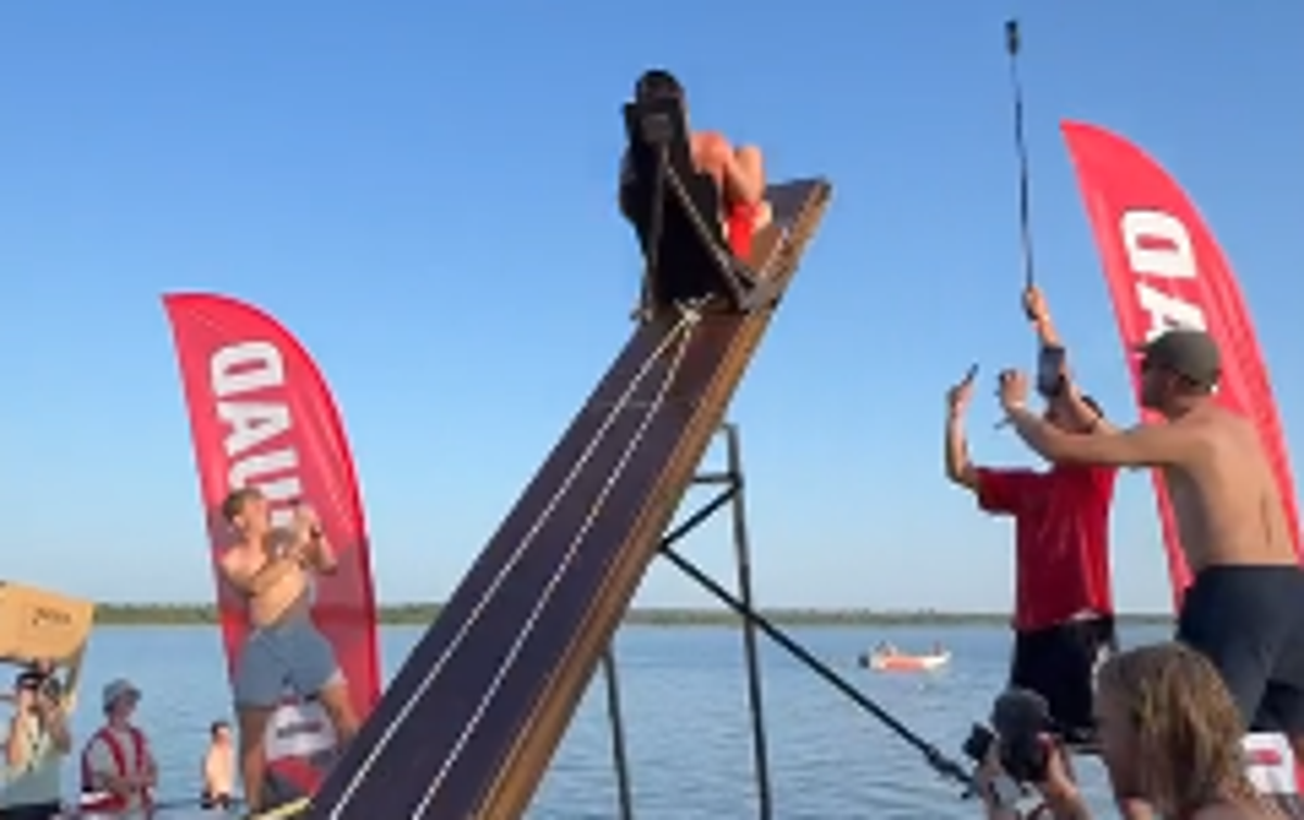 Dunking Devils | Moč pospeška najbolje potrdijo podatki: med izstrelitvijo je oseba, težka 90 kilogramov, doživela ekstremno izkušnjo. Hitrost se z nič na 75 kilometrov na uro poveča v le 0,6 sekunde. | Foto TikTok/zajem zaslona