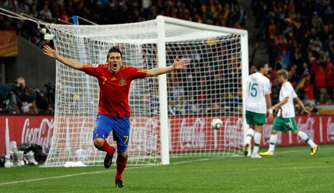 Španci so svetovno prvenstvo v Afriki začeli neprepričljivo, saj so izgubili proti Švici. V nadaljevanju so se le ogreli, najprej ugnali Honduras (2:0), nato še Čile (2:1) in rapsodija v rdeče-rumenih barvah se je lahko začela. V osmini finala je padla Ronaldova Portugalska (1:0), odločilni zadetek je prispeval najboljši strelec furije David Villa, ki je bil uspešen tudi v četrtfinalu, ko je ponovno z 1:0 padel Paragvaj. Pred tem je bila Španija zadnjič v polfinalu SP leta 1950! | Foto: Reuters