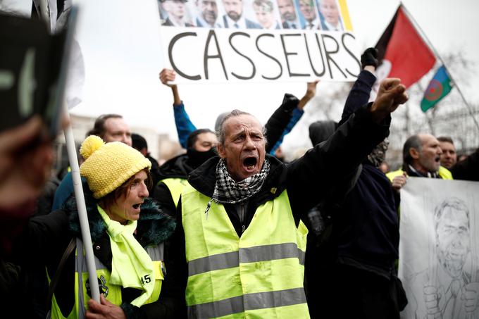 Številni protestniki so danes odšli na ulice v Parizu, Marseillu in drugih mestih po državi. | Foto: Reuters