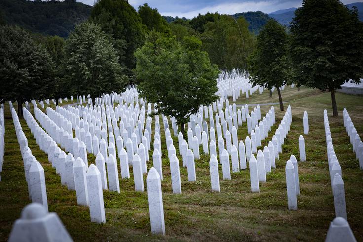 6.772 enakih nagrobnikov. Na vseh piše: "Za tiste, ki so umrli na Alahovi poti, ne recite, da so umrli. Ne, oni so živi, a tega vi ne čutite." Pod napisom so imena pokojnikov, letnici rojstva in smrti ter lokacija, kjer so našli posmrtne ostanke. | Foto: Ana Kovač