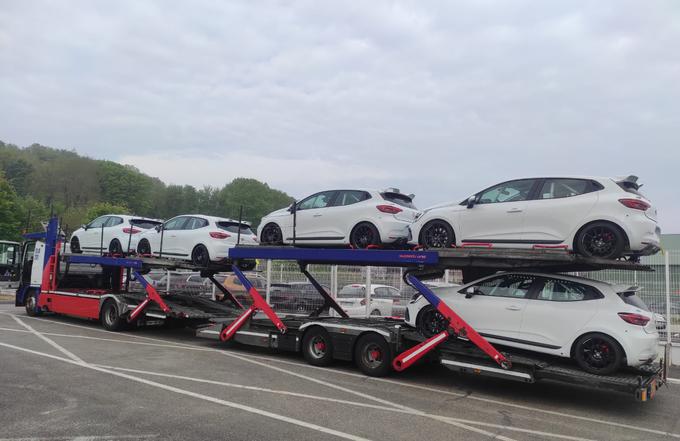 Ob odhodu pošiljke petih dirkalnih cliov iz Dieppa proti Sloveniji | Foto: Renault
