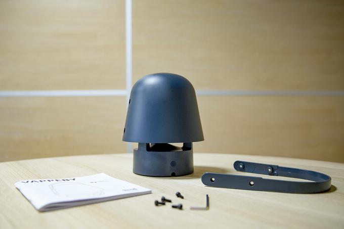 Kot smo pri izdelkih IKEA vajeni, je pred uporabo treba tudi kaj sestaviti − na srečo samo pritrditi ročaj na svetilko. | Foto: Ana Kovač