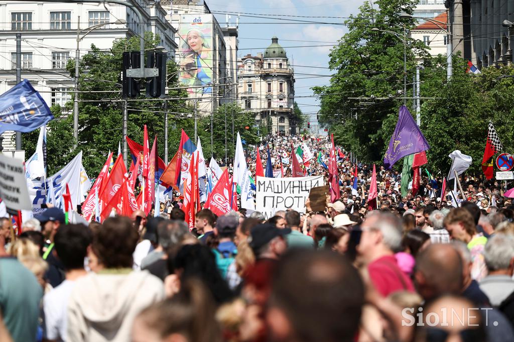 Protestniki pred poslopjem srbske vlade v Beogradu
