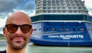 Slovenec že enajst let na križarkah, kjer prodaja dragulje. Nevarnosti? Driska in požar.