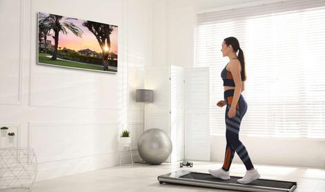Kako spremeniti dnevno sobo v mini fitnes – z le eno napravo?