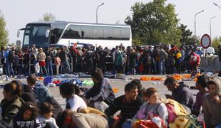 Begunci množično v Avstrijo, ustavili vlake z Madžarsko