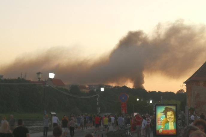 Dim nad Mariborom | Prebivalce in obiskovalce Maribora je zvečer presenetil gost črn dim. | Foto bralka