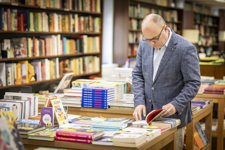 "Mladih res ne bi krivil za to, da so taki. Mogoče res odrašča generacija razvajenih otrok, razvajenih staršev, mogoče drži celo obratno, da so starši kdaj bolj razvajeni kot pa otroci. Kajti zdi se mi, da se mladi bistveno bolj kot odrasli zavedajo resnosti problemov, s katerimi se soočamo na tem planetu, in skušajo tudi nekaj narediti v zvezi s tem," jasno pove Podjed.  | Foto: Bojan Puhek