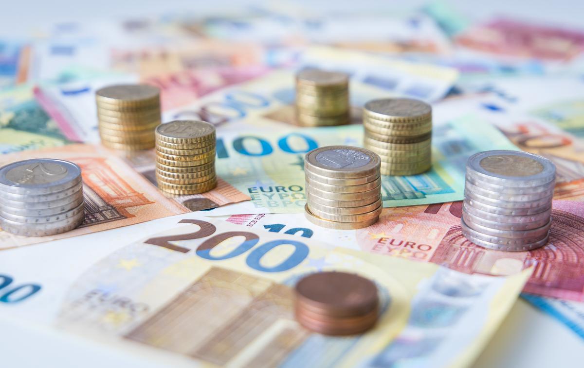 Denar | Višja od slovenskega povprečja je bila povprečna bruto plača maja le v osrednjeslovenski statistični regiji, in sicer za 8,9 odstotka. Znašala je 2.551,61 evra. | Foto Shutterstock