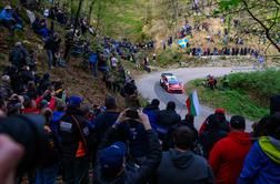 Neizprosne istrske ceste: že prvo dopoldne odstopila favorita #video