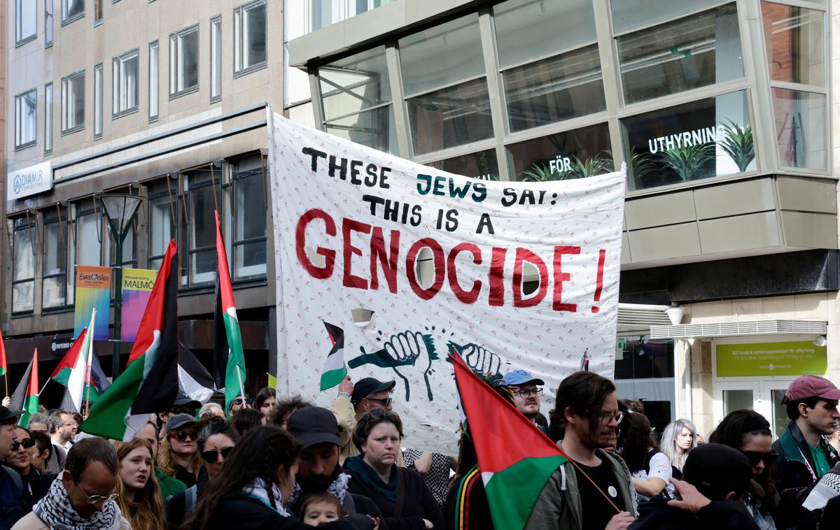 Protest Malmo | Protestniki korakajo po ulicah in pozivajo k izključitvi Izraela.  | Foto Reuters