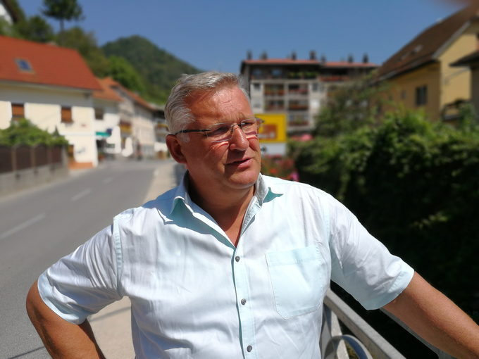 Župan Cerknega Jurij Kavčič naj bi več let odlagal reševanje problema onesnaženja vode. Zdaj obljublja, da bodo našli rešitev. | Foto: Planet TV