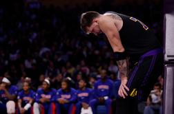 Začelo se je z glasbeno čestitko slavljencu LeBronu, končalo z novim porazom Lakersov