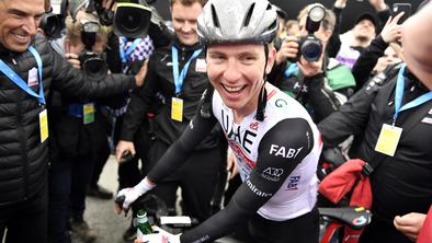 Pogačar po mesecu dni z nasmehom spet na kolesu