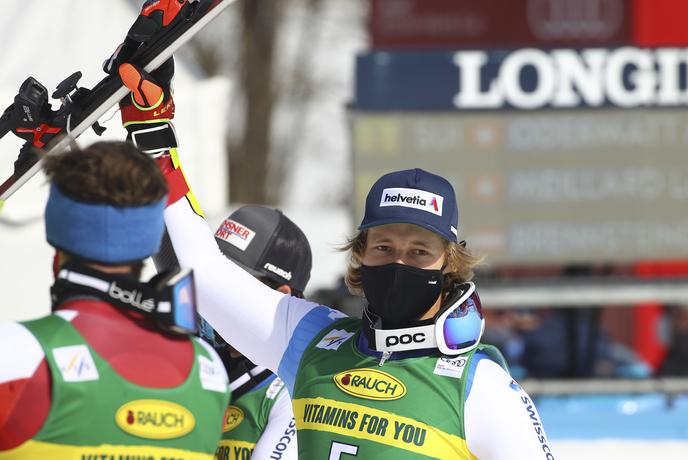 Švicarja v vitranškem raju, Slovenca daleč od njega