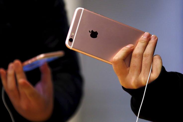 Apple morebitnim nepridipravom sporoča, da bo v primeru kraje takoj začel zvoniti zelo glasen alarm, osebje pa bo odtujeno napravo na daljavo tudi nemudoma onemogočilo za nadaljnjo uporabo. Do zdaj kraj neprivezanih iPhonov še ni bilo. | Foto: Reuters