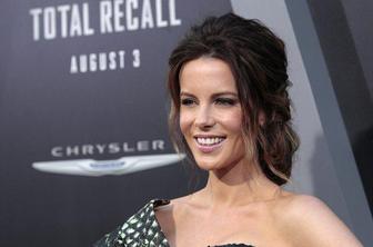 Kate Beckinsale s tremi dojkami