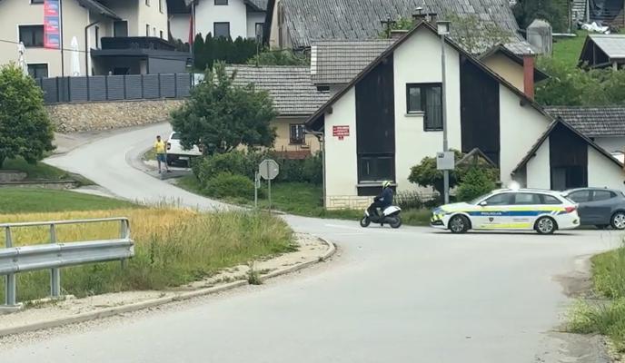 S skuterjem bežal pred policijo in ni upošteval ukazov policistov. Oglasila se je policija. #video