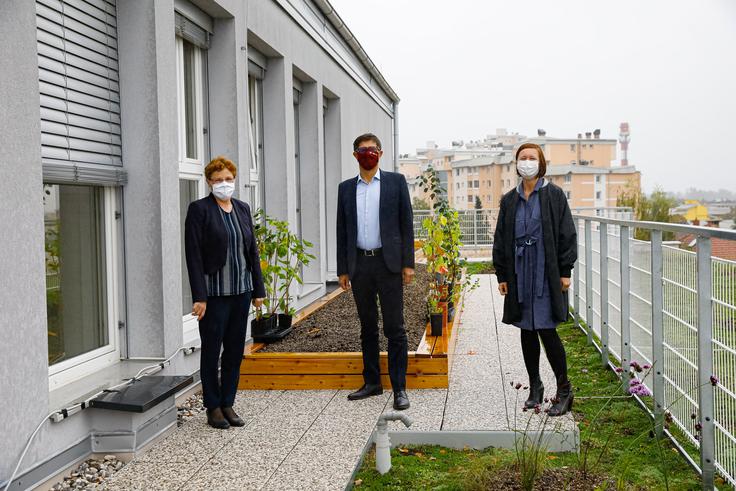 Predaje strehe učencem se je ob ravnateljici osnovne šole Fani Bevk in soustanoviteljici prostoRoža Alenki Korenjak udeležil tudi kranjski župan Matjaž Rakovec. | Foto: Skupina prostoRož