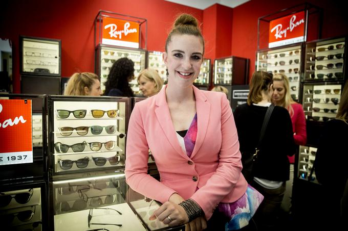 Katja Grabrovec pravi, da so trenutno v modi velika očala, kakršna ima rada Saša Lendero. | Foto: Ana Kovač