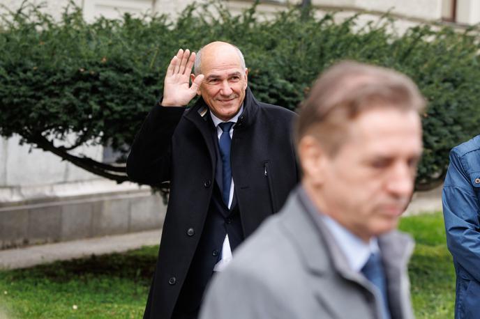 Janez Janša, Robert Golob | Janša je Golobovo sestavljanje koalicije primerjal z Jankovićevim. Tudi Jankovićeva tedanja stranka Pozitivna Slovenija je leta 2011 zmagala na volitvah, nato pa Jankoviću, ki je bil pretendent za mandatarja, ni uspelo sestaviti koalicije. Slednjo je nato sestavil prav Janša. | Foto STA