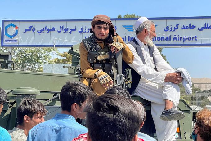 Pripadnik talibanskih sil na oklepnem vozilu pred mednarodnim letališčem Hamid Karzai v Kabulu | Foto: Reuters