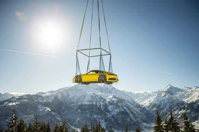 Porsche Zell am See | Na Areit-Alm, ki leži na nadmorski višini 1.408 metrov, so s helikopterjem pripeljali novega porscheja 911. | Foto Porsche