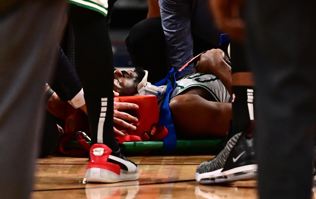 Kemba Walker | Kemba Walker se je po pregledu v bolnišnici pridružil ekipi, ki je odpotovala nazaj proti Bostonu. | Foto Reuters