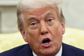 Nova Trumpova provokacija: preoblekel se je v papeža