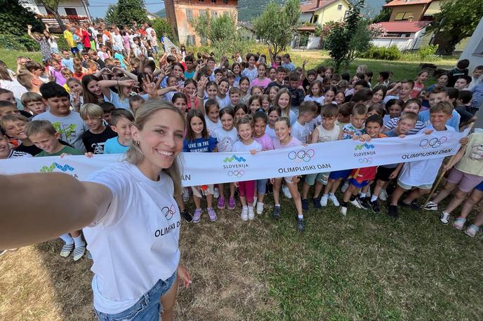 Športniki Obisk Šola OKS Ana Bucik | Ana Bucik, olimpijka, vrhunska alpska smučarka, je v Novi Gorici obiskala osnovno šolo Milojke Štrukelj. | Foto OKS