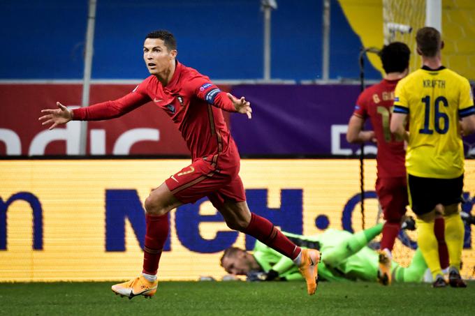 Kapetan Portugalske Cristiano Ronaldo je prvi Evropejec, ki je za svojo reprezentanco prebil sanjski mejnik 100 zadetkov. V dresu aktualnih evropskih prvakov je dal že 101 gol. V svetovnem nogometu je večje število zbral le Iranec Ali Daei, strelec 109 zadetkov za svojo reprezentanco. Ronaldo je sicer izpustil dvoboj 1. kroga proti Hrvaški zaradi infekcije prsta na nogi. | Foto: Reuters