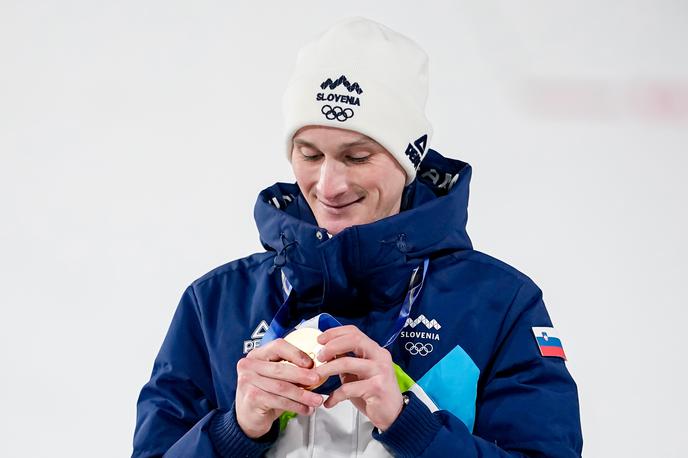 Domen Prevc | Domen Prevc je slovenski junak na olimpijskih igrah. Kot prvi zimski športnik je osvojil zlato posamično medaljo - pred njim je to uspelo le dekletoma Tini Maze in Urši Bogataj. | Foto Guliverimage