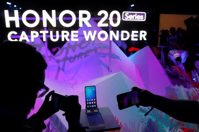 Honor, Huawei | Pri svetovno znanem tehnološkem mediju Wired so Honor 20 Pro v torek zaradi Googlove prekinitve sodelovanja z družbo Huawei opisali kot odličen pametni telefon, ki ga trenutno nihče ne bi smel kupiti. Naslov lahko danes spremenijo v "telefon, ki ga nihče ne bo mogel kupiti". | Foto Reuters
