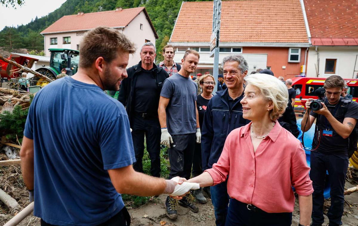 Ursula von der Layen, poplave v Sloveniji | Da bo Sloveniji za odpravo posledic poplav letos na voljo sto milijonov evrov, v letu 2024 pa dodatnih 300 milijonov evrov iz solidarnostnega sklada EU, je že med obiskom v Sloveniji nekaj dni po poplavah napovedala predsednica komisije Ursula von der Leyen. | Foto STA