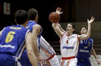 Tesne zmage gostov