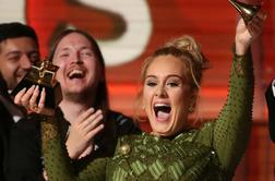 Adele je svojega grammyja na odru prelomila na pol