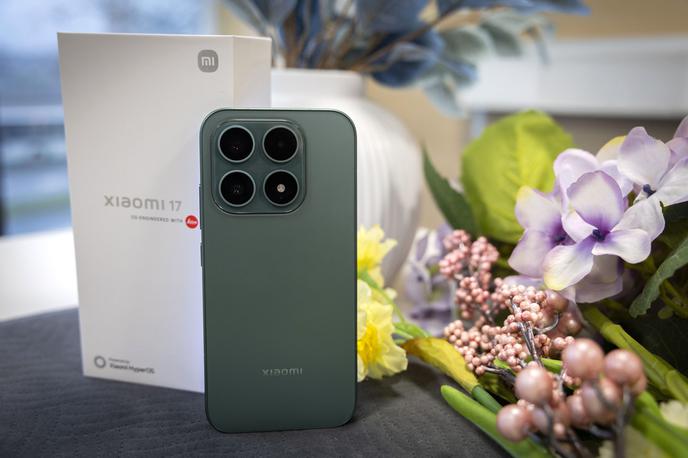 Xiaomi 17 | V prodajnem kompletu pametnega telefona Xiaomi 17 najdemo poleg napajalnega kabla (brez vtiča) tudi preprost zaščitni ovitek iz prosojne trde plastike. | Foto Bojan Puhek