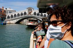 Benetke: ker turist ni hotel nositi maske, so ga vrgli z vaporetta #video