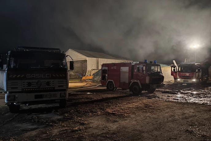 požar Ilijaševci | Dva gasilca sta med gašenjem zaradi visokih temperatur omagala. | Foto Facebook/PGD Vučja vas