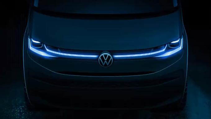 Tako kot golf bo imel tudi multivan (doplačljivo) sprednjo osvetljeno letvico LED. | Foto: Volkswagen