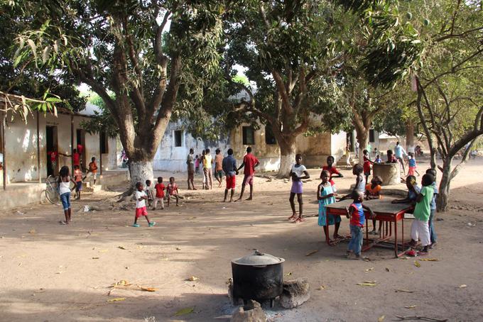 Šolska kuhinja v Gvineji Bissau je videti malo drugače. Vsak dan tukaj pripravljajo obroke za vse učence. Ponavadi je to pest riža. | Foto: Katja Gaspari Leben