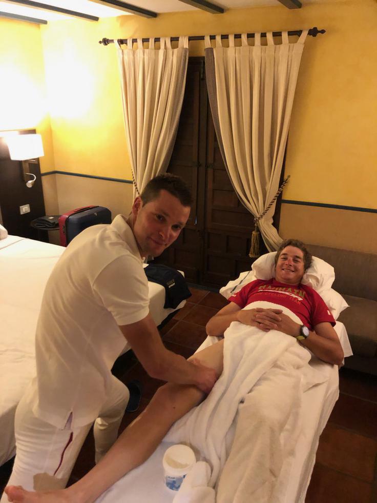 Luka Pibernik med masažo pri Niku Burjeku | Foto: Siol.net/ A. P. K.
