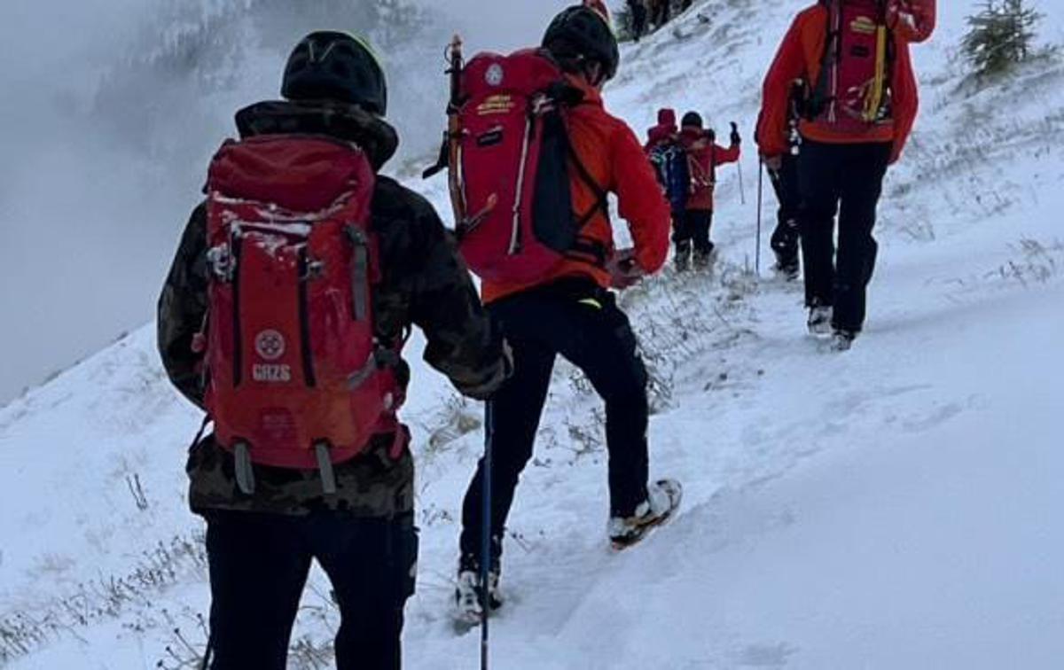 reševalci, gore | Reševalno akcijo bodo nadaljevali danes, ko bodo skušali pomagati tudi nekaterim drugim planincem, ki so zaradi slabih vremenskih razmer obtičali ujeti v bivakih in kočah. | Foto Gorska reševalna zveza Slovenije